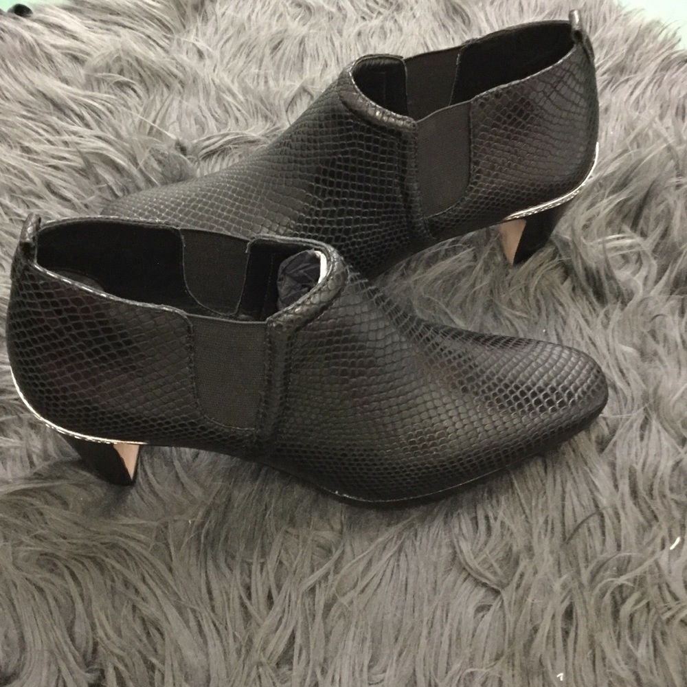 NWOB. Brighton trill black croc ankle boots size 6